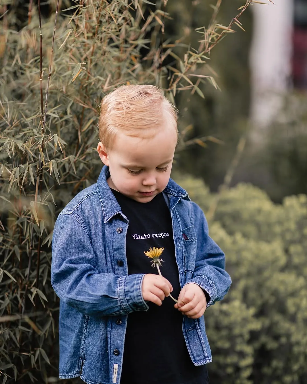 Enfant portant le t-shirt Vilain garçon