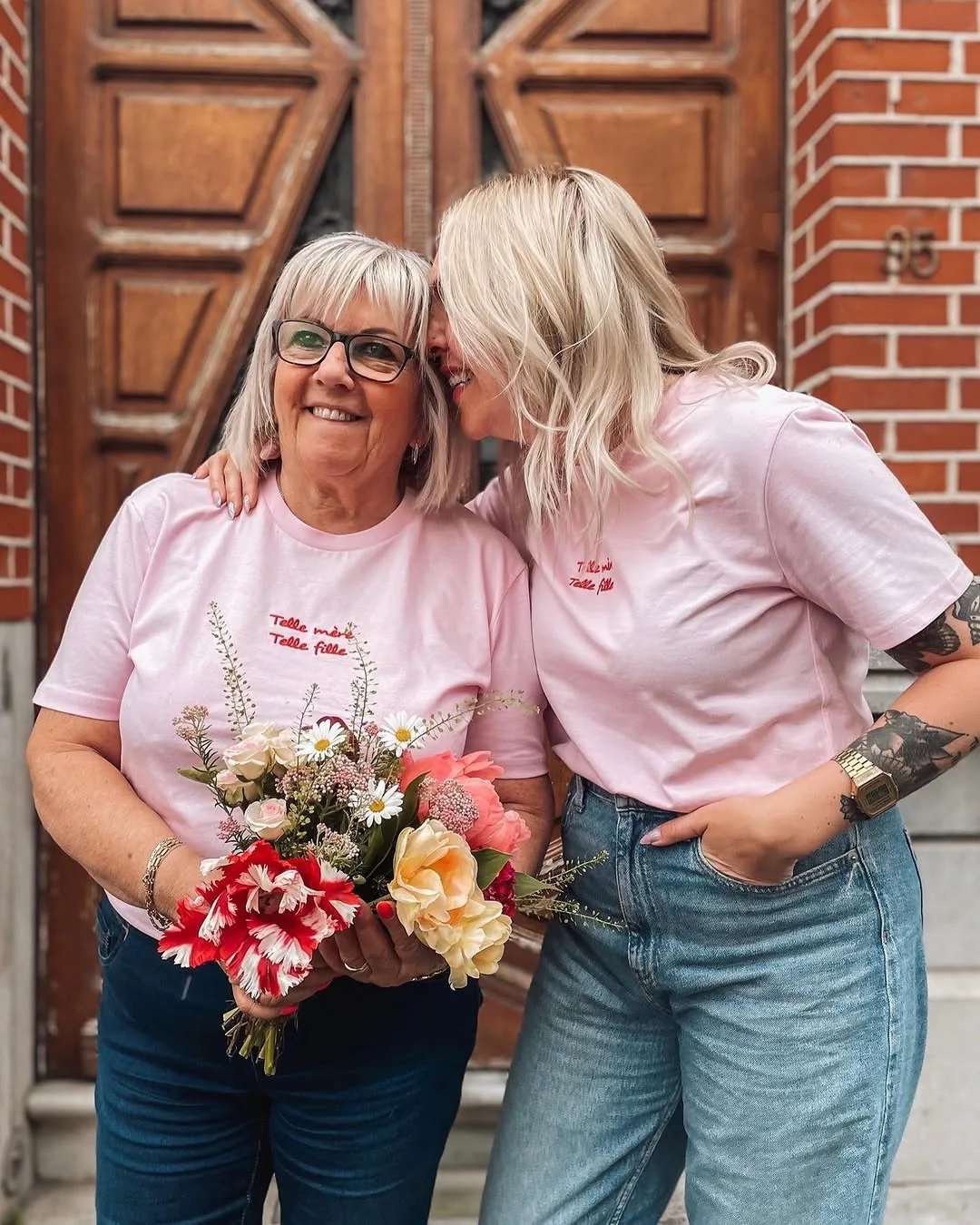 Mère et fille en t-shirts roses capsule fête des mères